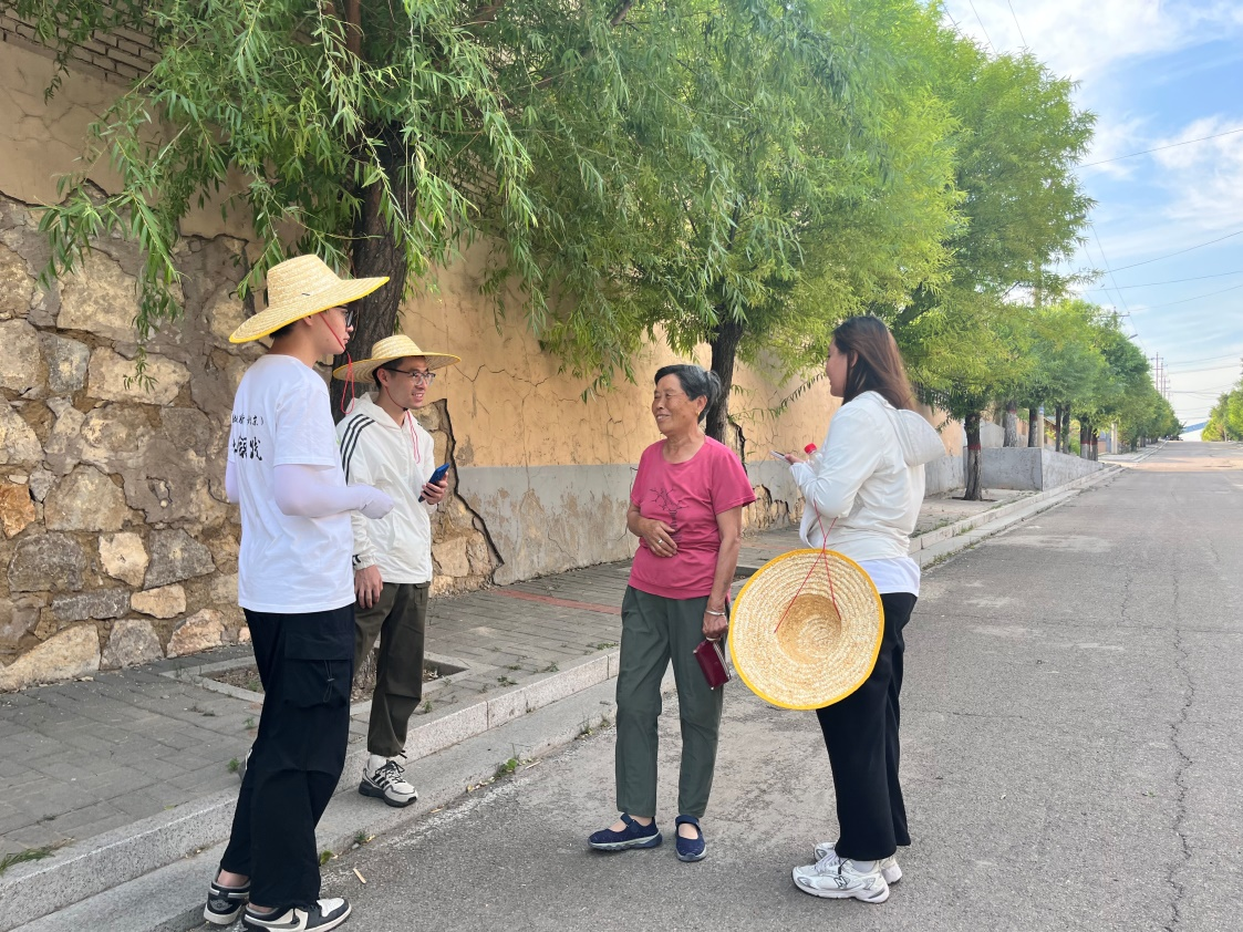 國土整治與生態(tài)修復實踐調(diào)研團師生與村民交流。校方供圖